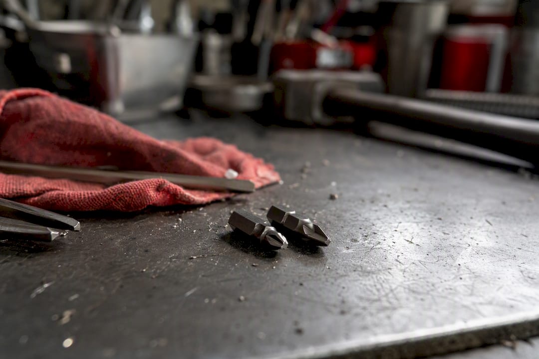 Close-up of JIS and Phillips screwdriver bits side by side