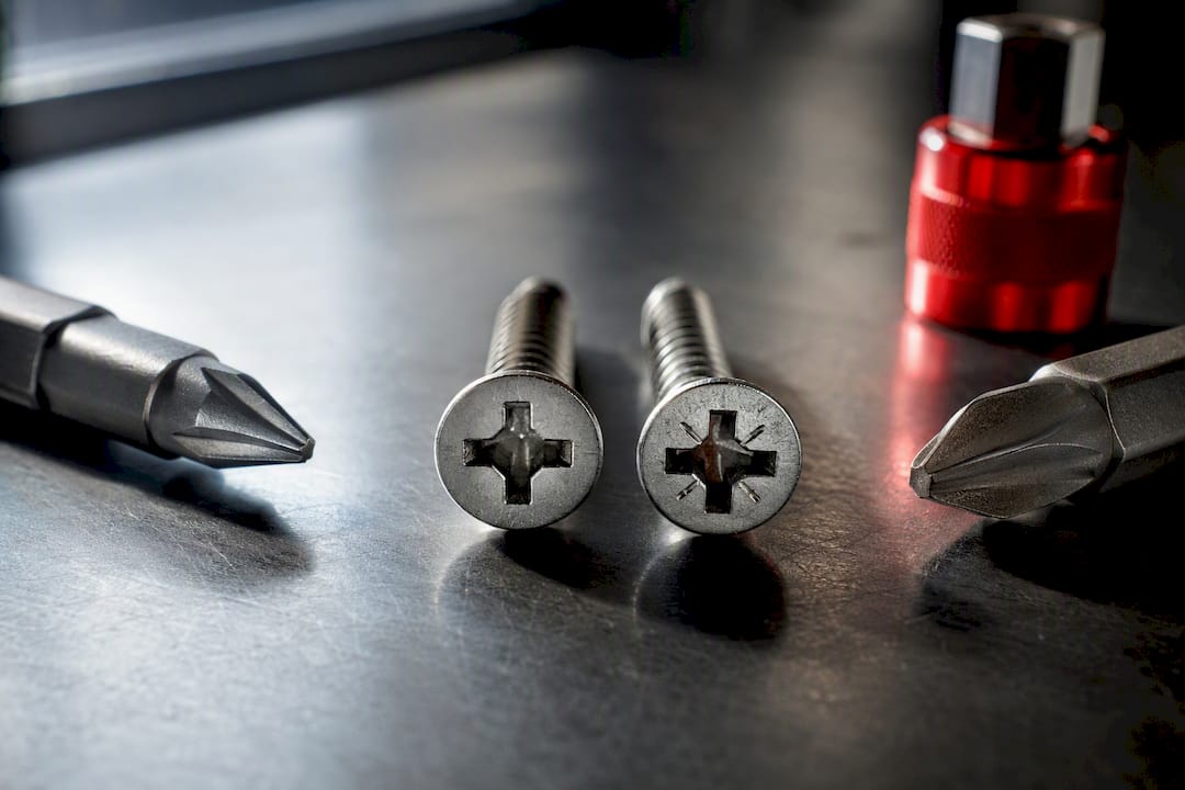 Phillips and Pozidriv screw heads compared