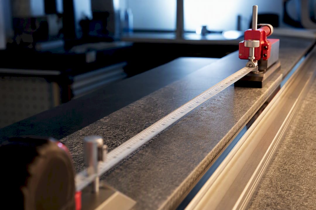 Tape blade under controlled calibration tension