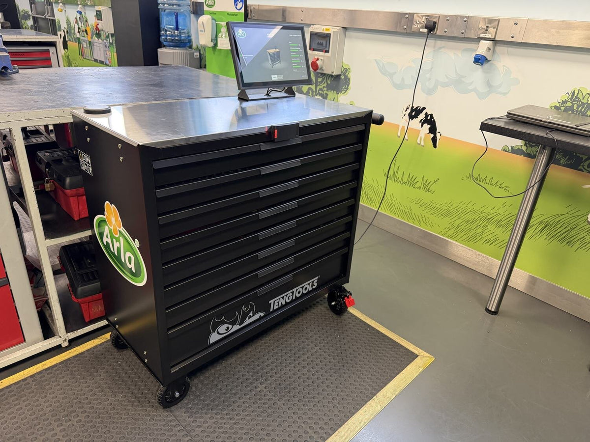 Mueble Smart Box de Teng Tools de 37 pulgadas con su pantalla en el taller de mantenimiento de Arla