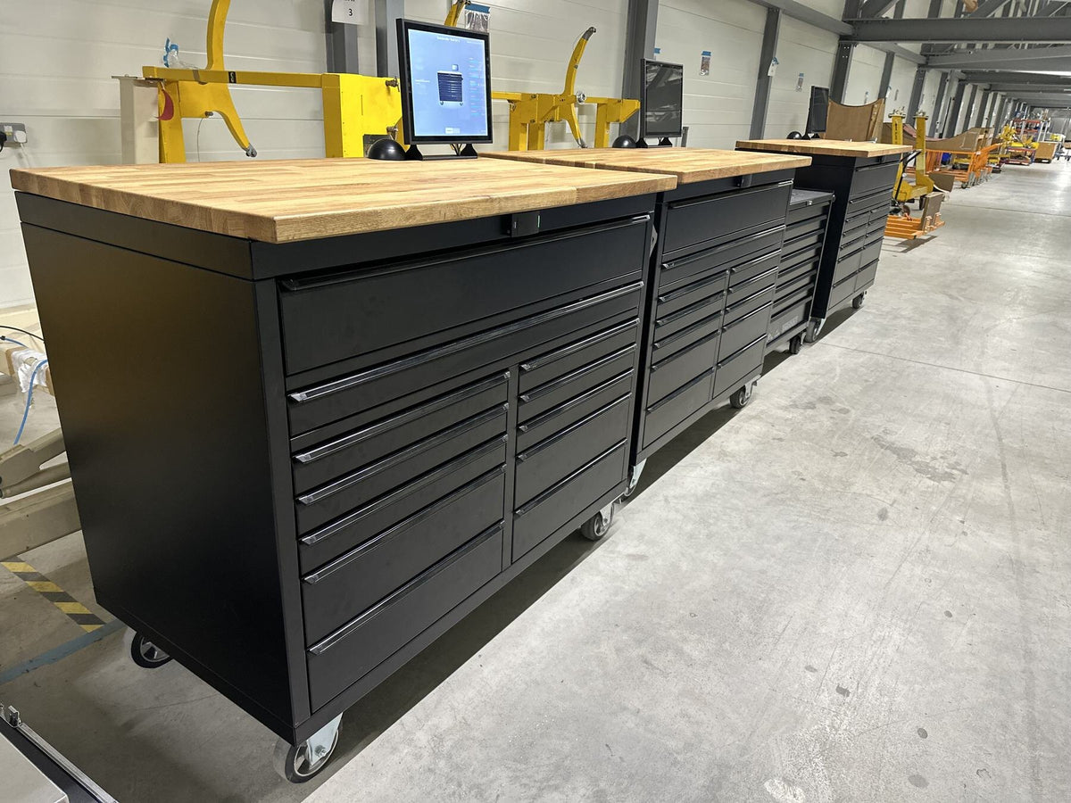 Una línea de armarios Teng Tools Magnum de 53 pulgadas con encimeras de madera y pantallas Smart Box en el suelo de una planta de aeroestructuras