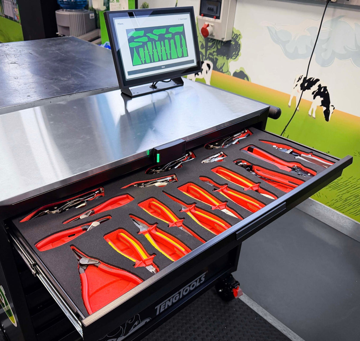 Caja Smart Box de Teng Tools con un cajón de alicates abierto en espuma roja y la pantalla del armario mostrando cada ubicación presente.